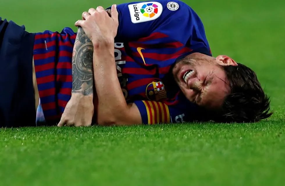FC Barcelona's Lionel Messi looks painfully injured during the Spanish La Liga soccer match between FC Barcelona and Sevilla at the Camp Nou stadium in Barcelona, Spain, Saturday, Oct. 20, 2018. (AP Photo/Manu Fernandez)