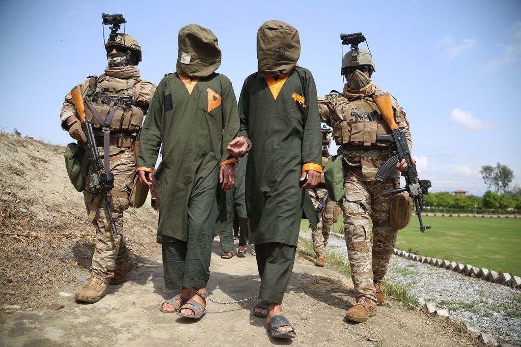 Soldados afganos arrestan a miembros de las redes militantes talibanes y del Estado Islámico