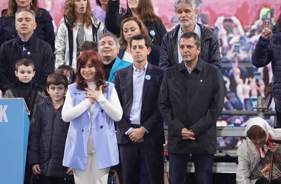 Cristina Kirchner junto a Máximo Kirchner, Eduardo "Wado" De Pedro y Sergio Massa en Plaza de Mayo. Foto: Clarín.