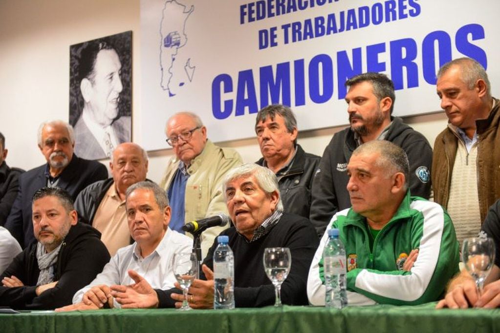 En esta foto de archivo, la cúpula de la CGT junto a Hugo Moyano, al analizar el quinto paro general contra el gobierno de Mauricio Macri en mayo de 2019. Foto: Federico López Claro.