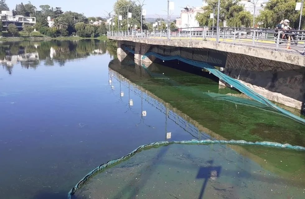 Redes colocadas debajo del puente central de Carlos Paz en el marco del "plan de mitigación" del lago San Roque. (Foto: Municipalidad VCP).