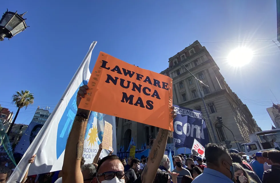 Marcha contra la Corte Suprema de Justicia frente al palacio de Justicia. (Foto: Clarín)