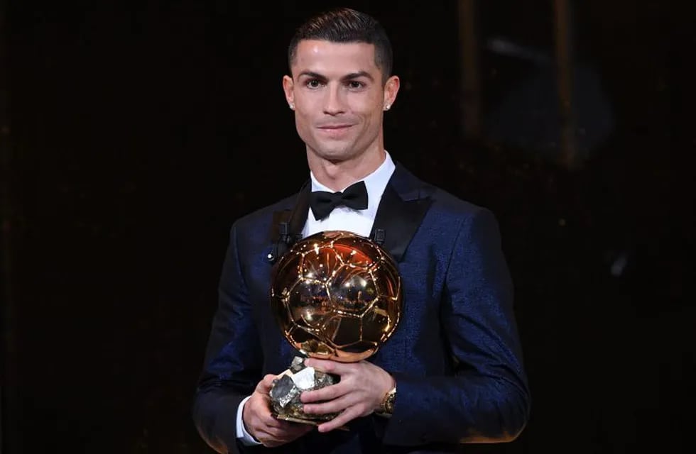 Cristiano Ronaldo ganó su quinto Balón de Oro e igualó el récord de Messi. Foto: AFP.
