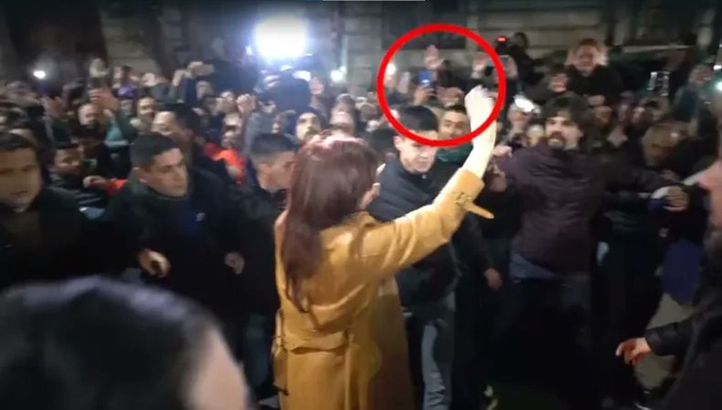 Un nuevo video muestra a Fernando Sabag Montiel frente a la casa de Cristina Kirchner días antes del atentado. Foto: Captura de video