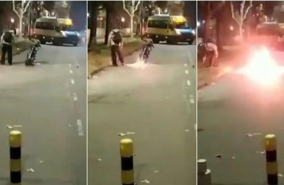 Prendió fuego la moto para que no se la secuestren (captura YouTube).