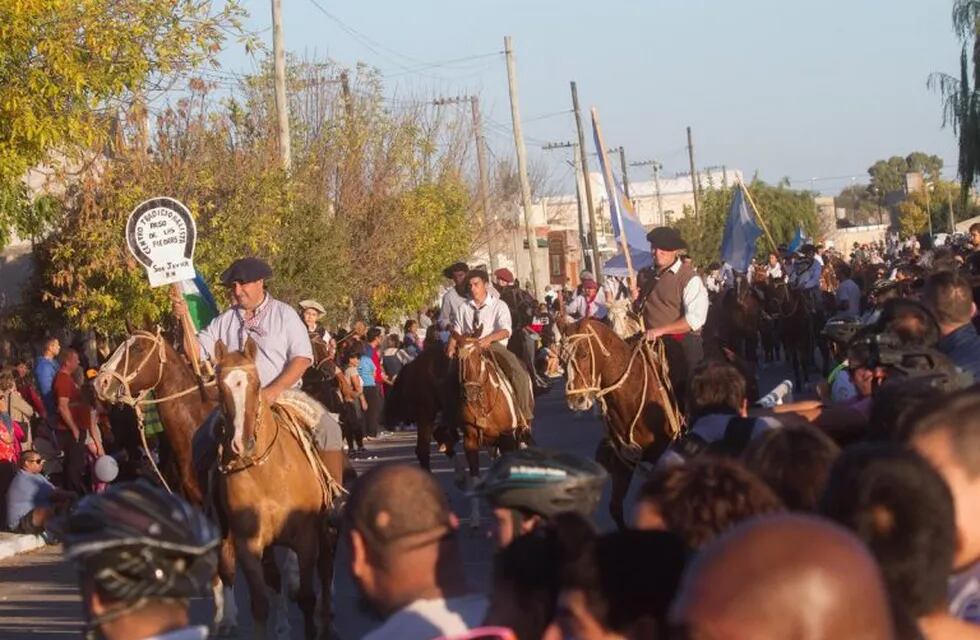Desfile por el aniversario de Viedma y Patagones.