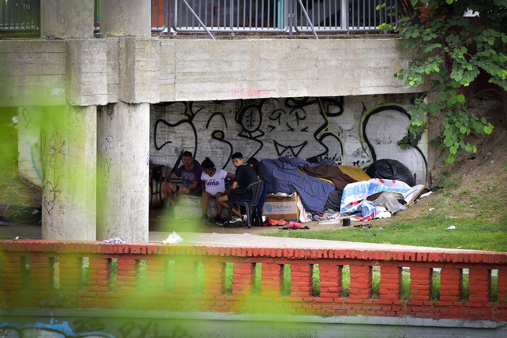 Gente en situación de calle que vive bajo los puentes de la ciudad de Córdoba. 