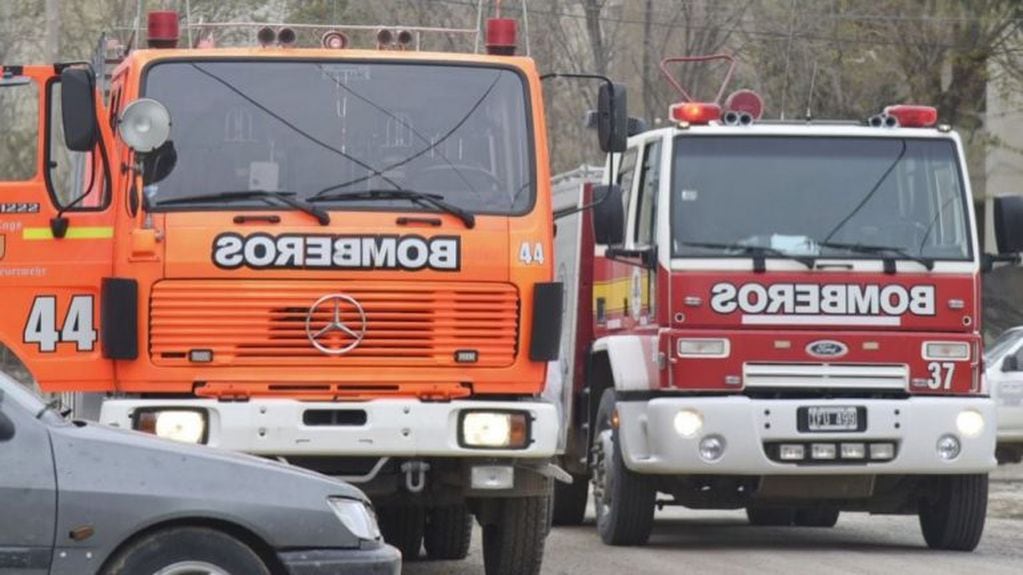 Dos destacamentos de bomberos debieron acudir al siniestro.