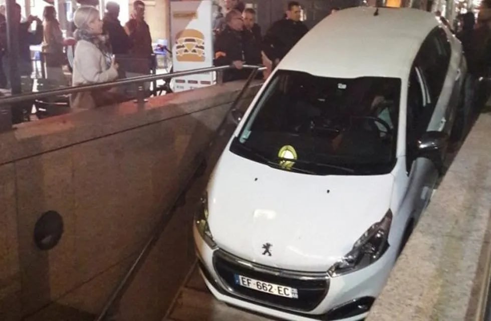 Una conductora despistada confundió la entrada de un subte con la de un estacionamiento
