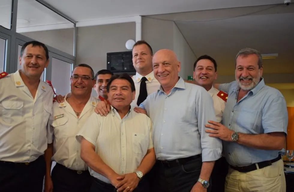 El socialista saludó en Gálvez a representantes de asociaciones de bomberos voluntarios. (@antoniobonfatti)