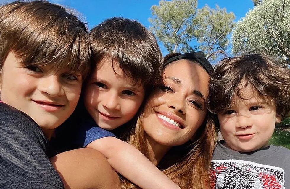 La influencer grabó a Thiago, Mateo y Ciro mientras jugaban tendidos en el piso en París.