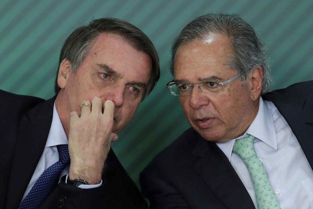 Paulo Guedes (d), el ministro del presidente Bolsonaro. (AP/Eraldo Peres/Archivo)