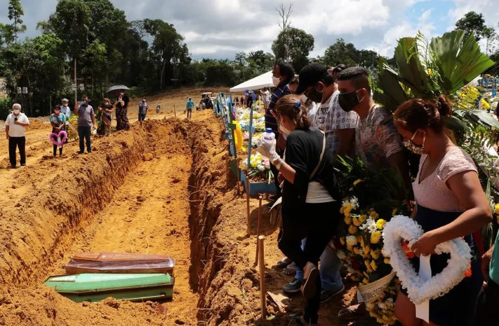 Coronavirus: abren fosas comunes por el colapso de los cementerios en Brasil (AP Photo/Edmar Barros)