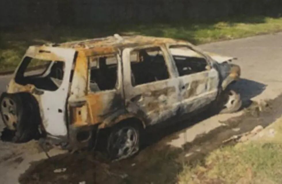 Vecino de Rosario denunció a un depósito por uso de glifosato y luego le quemaron cuatro autos.