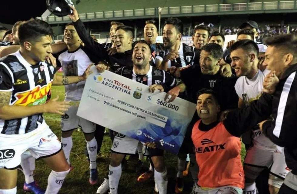 Sport Club Pacífico de General Alvear, eliminó a Estudiantes de La Plata en los 32u00ba de final de la Copa Argentina.