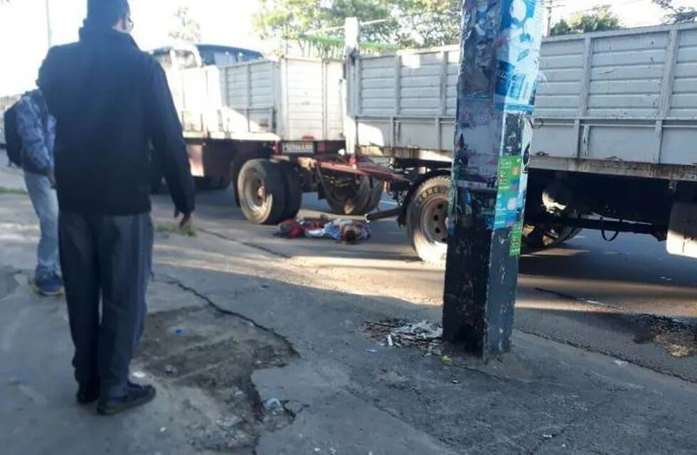 Una mujer perdió una pierna al ser empujada bajo un camión. (Foto: Época)