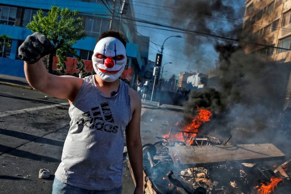 Protestas en Valparaíso. Crédito: JAVIER TORRES / AFP.