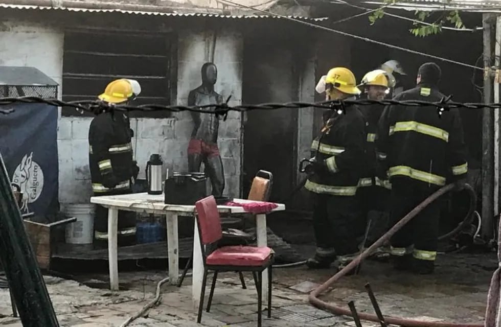 Se incendió por completo una casa en San Genaro