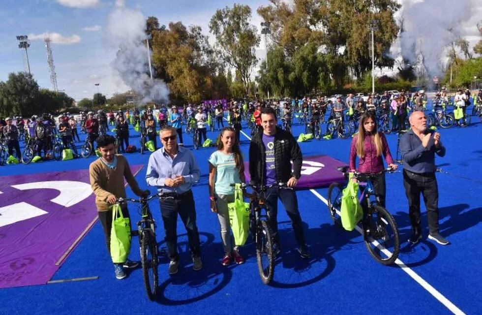 Les entregaron bicicletas a alumnos abanderados en Godoy Cruz