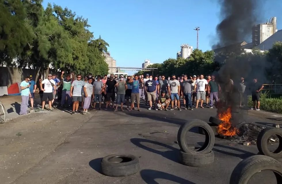 Trabajadores de Vicentin se manifestaron en San Lorenzo este martes en la última jornada de la medida de fuerza. (Soea)
