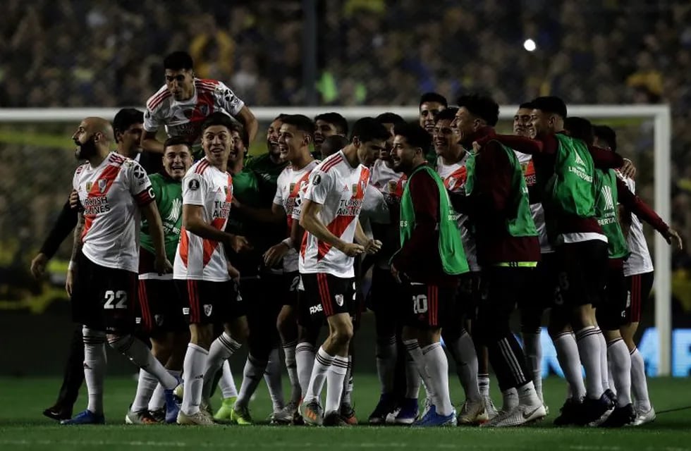 Despidieron al empleado de seguridad de Boca que festejó con los jugadores River. (AFP)