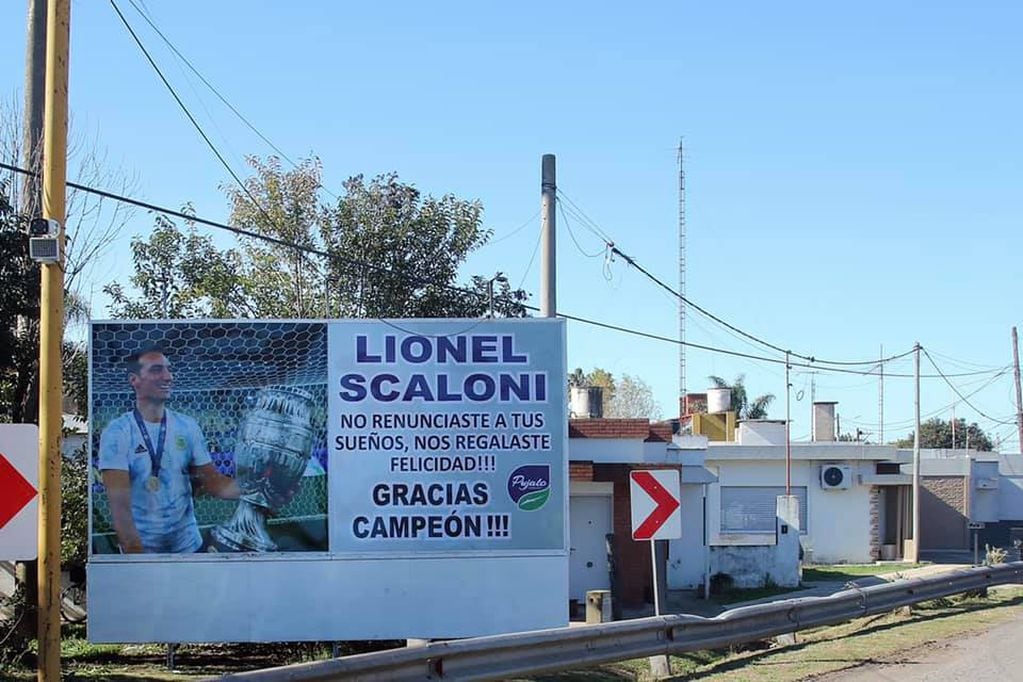 Se colocaron dos carteles en honor a Lionel Scaloni en los ingresos a Pujato (Comuna de Pujato)