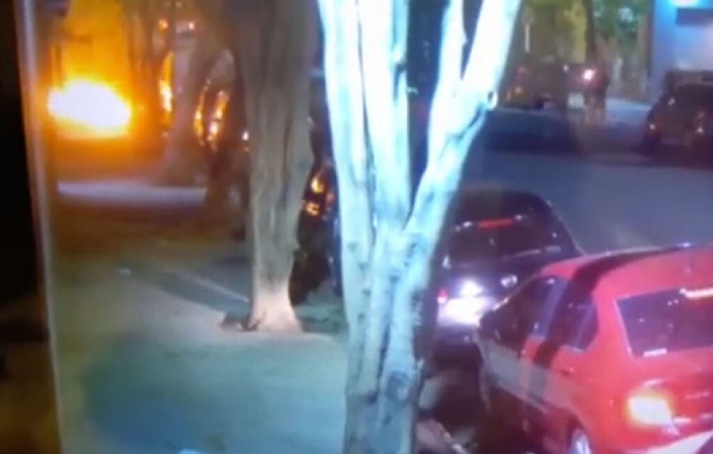 El ataque con bombas molotov a Clarín quedó grabado en las cámaras de seguridad. Foto Clarín.