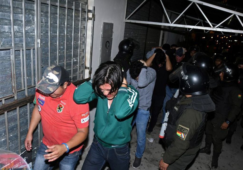 La policía se lleva detenidos a manifestantes que protestaron en inmediaciones del sitio donde el presidente y candidato presidencial Evo Morales realizaba un acto de campaña. REUTERS/Rodrigo Urzagasti