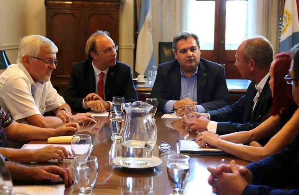 Docentes y representantes sindicales de la administración central abren las reuniones paritarias este martes. (Archivo)