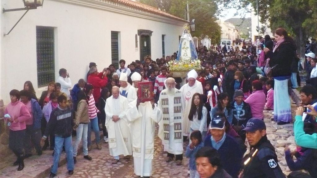La procesión del 2 de febrero lleva la imagen de la Santa Patrona de los humahuaqueños por las calles de la histórica ciudad, seguida por una verdadera multitud.