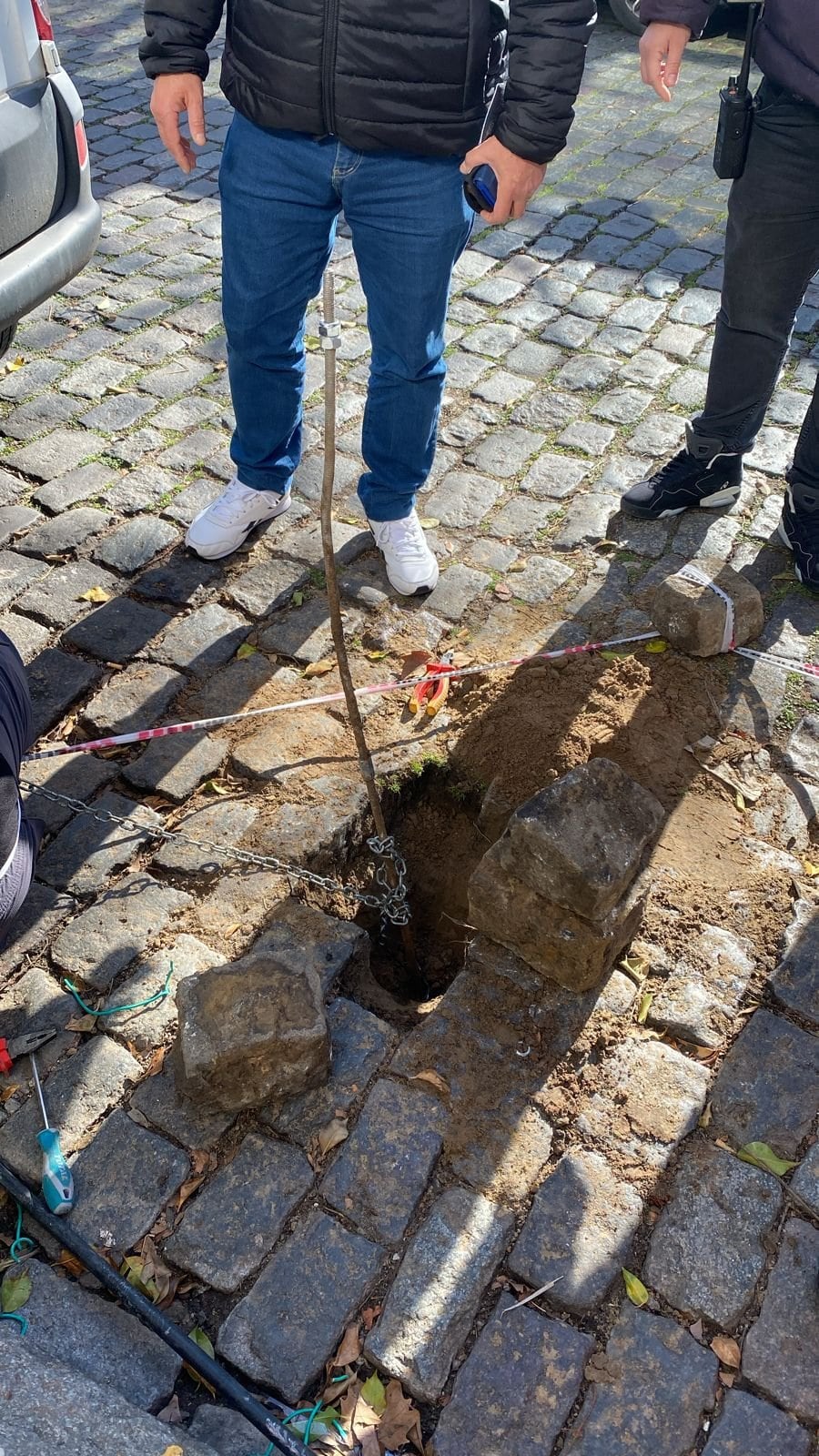 Descubren un túnel de 3 metros hecho para robar un banco de San Isidro