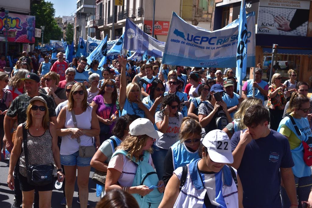 Educadores de la provincia reclaman mejoras salariales, en el postergado inicio de clases.