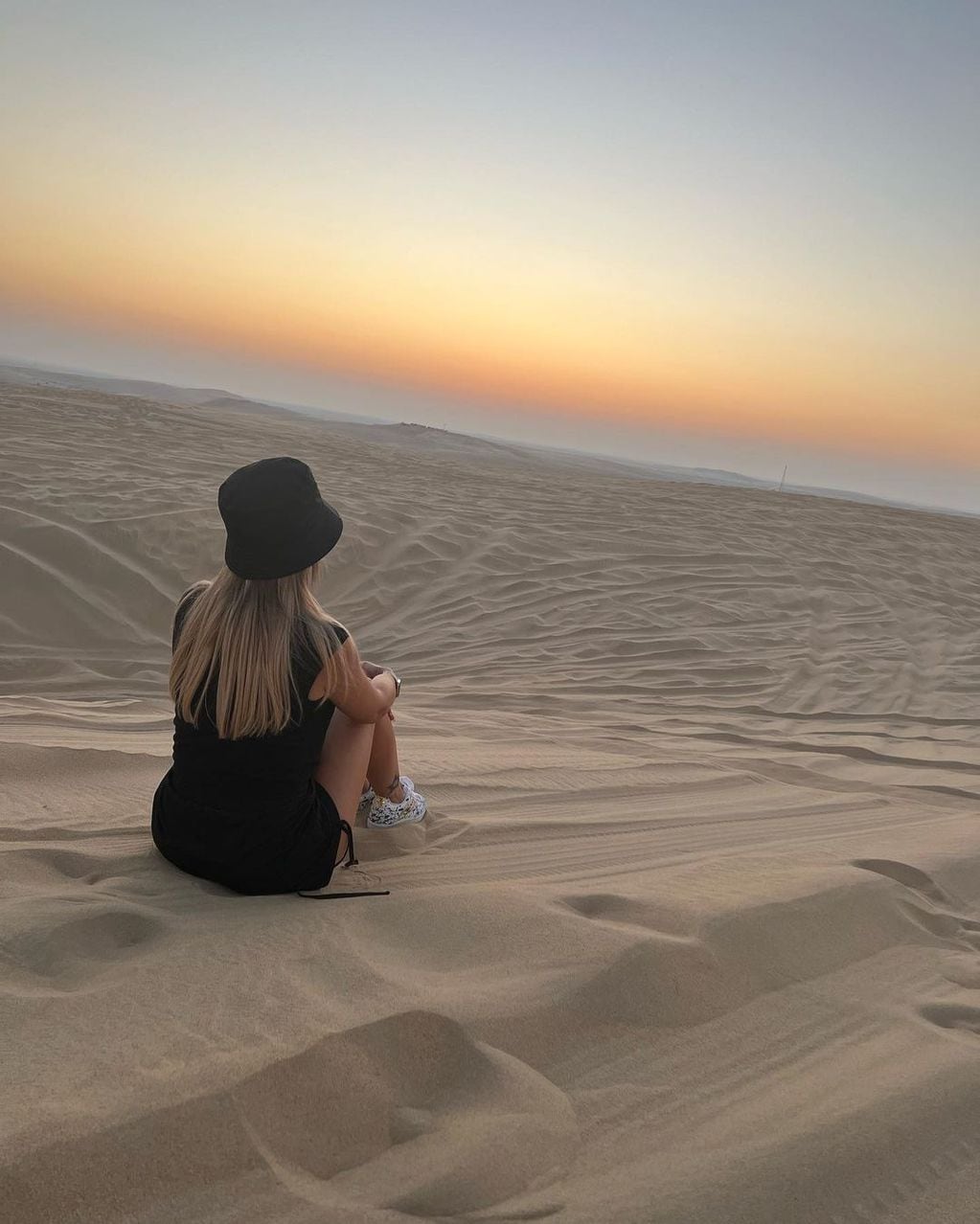 Deslumbro con su accesorio en el desierto de Qatar