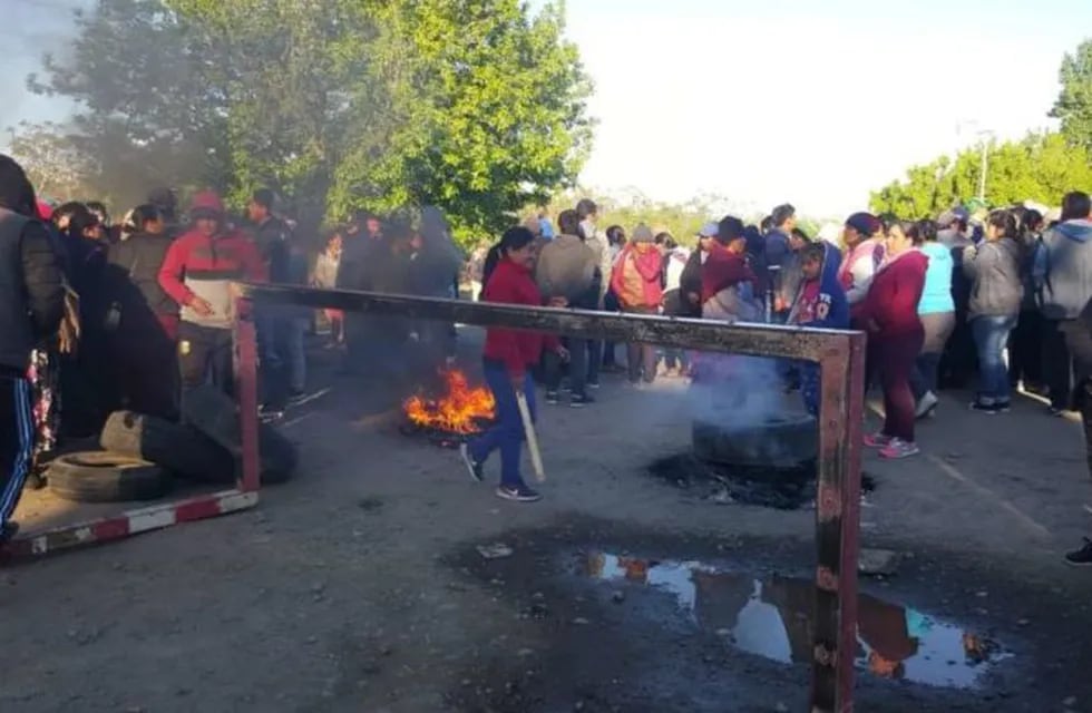 Vecinos de Tupungato prenden fuego frente a la Comisaría en pedido de justicia