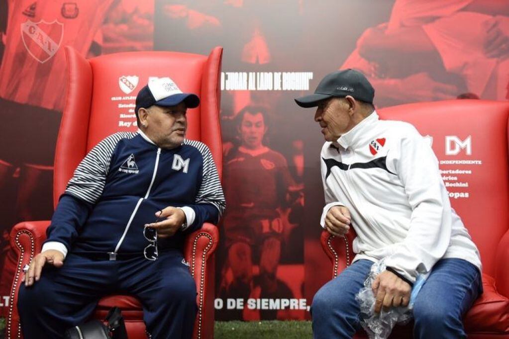 Maradona en su sillón junto a Bochini. (Foto:Twitter Independiente)