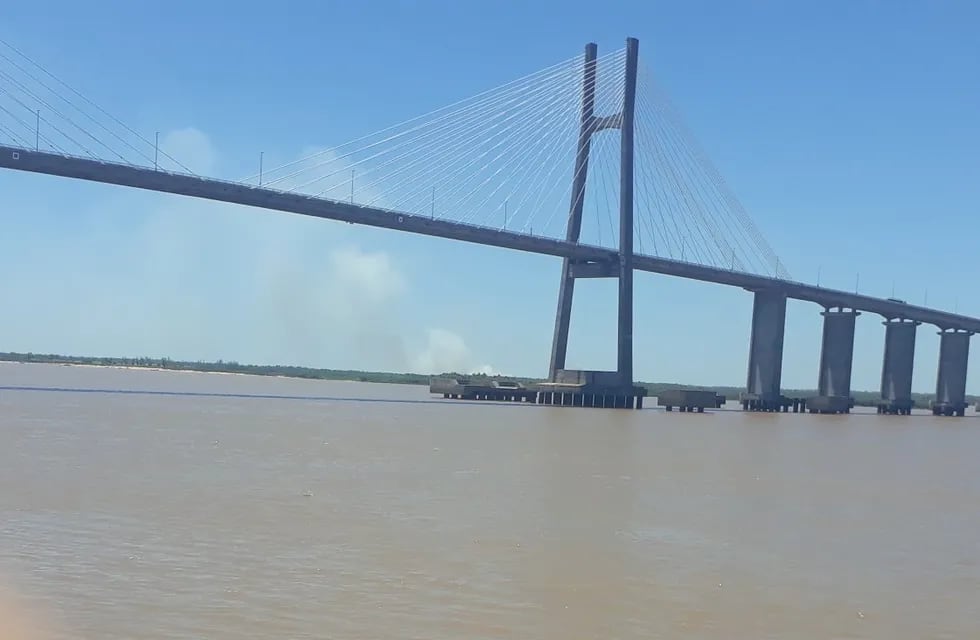 El jueves reapareció el humo al norte de la ruta que conecta a Rosario con Victoria. (@albertofurfari)