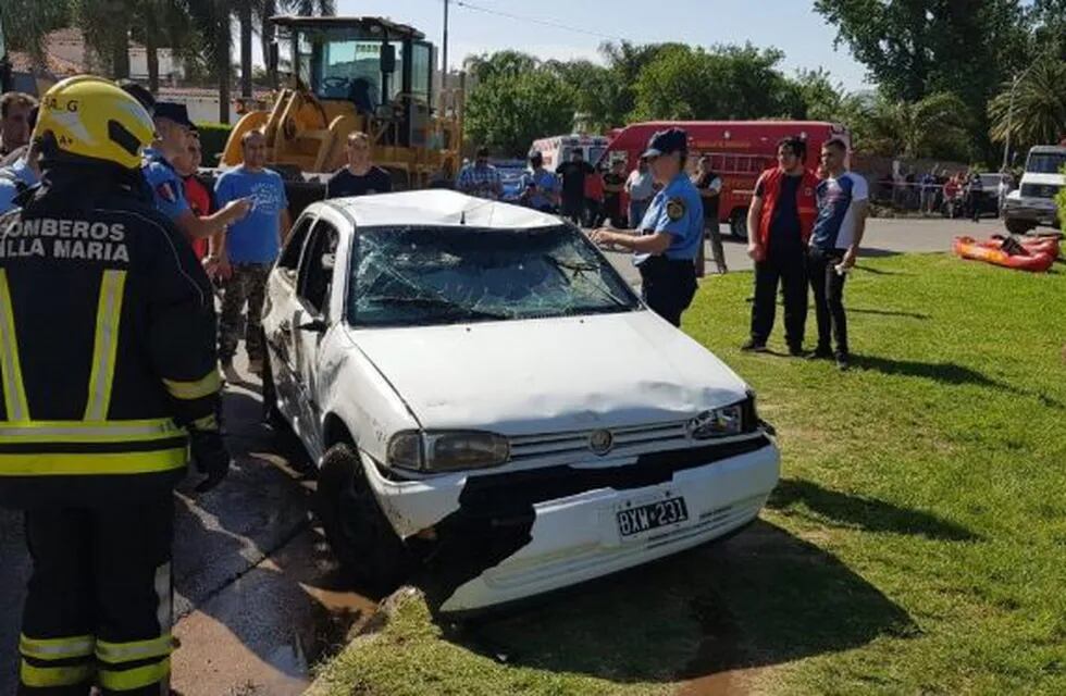 Rescataron el auto caído al río en Villa María (Foto gentileza Cadena 3).