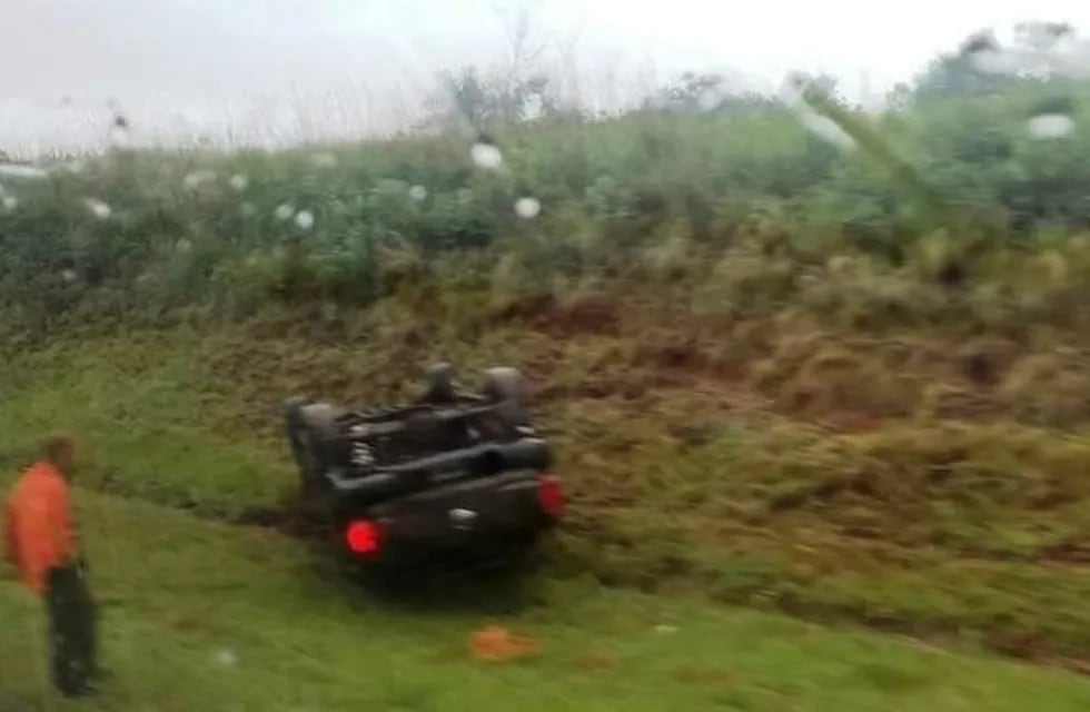 Ruta 14: una camioneta se despistó y volcó en medio de la lluvia. (Foto: Misiones Online)