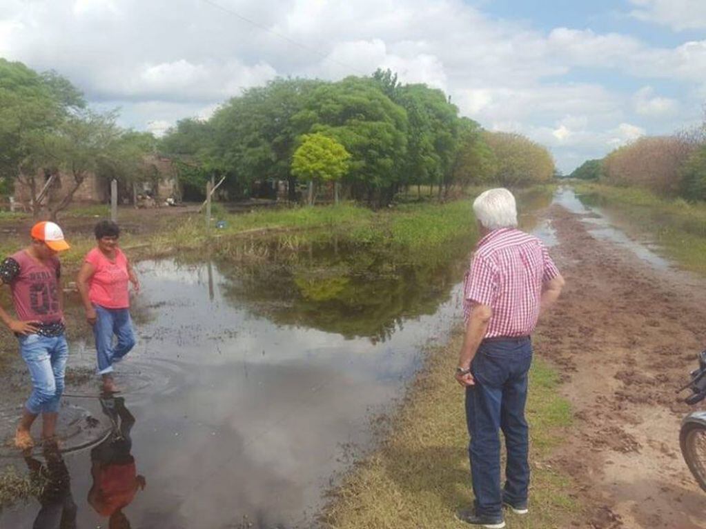 El intendente observa las inundaciones que afectaron a los vecinos de Pinedo.