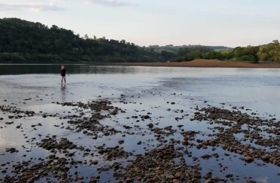 Por la bajante del río Uruguay, prohibirán la pesca