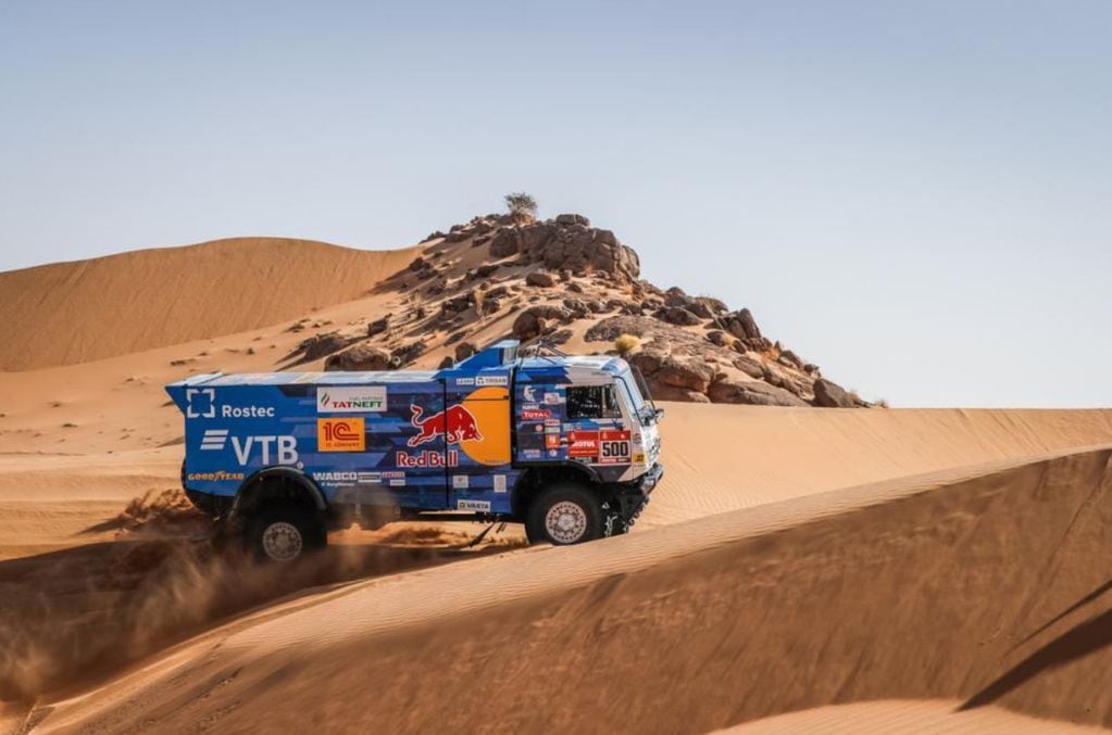 Kamaz logró un 1-2-3 en el Dakar 2021, con los pilotos Dmitry Sotnikov, Anton Shibalov y Airat Mardeev, en ese orden.