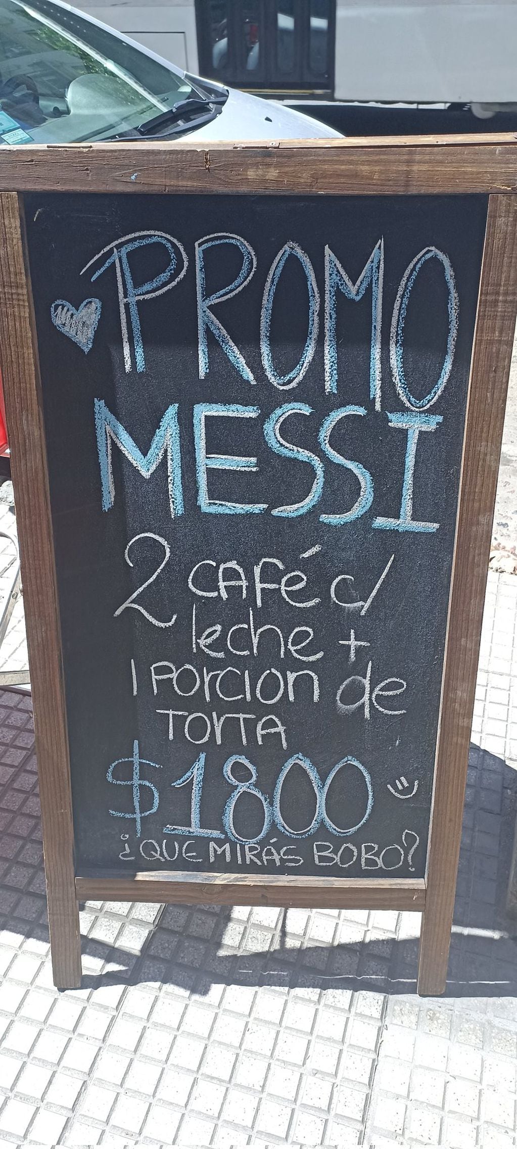 Restaurantes y cafeterías muestran furor por la frase de Lionel Messi.