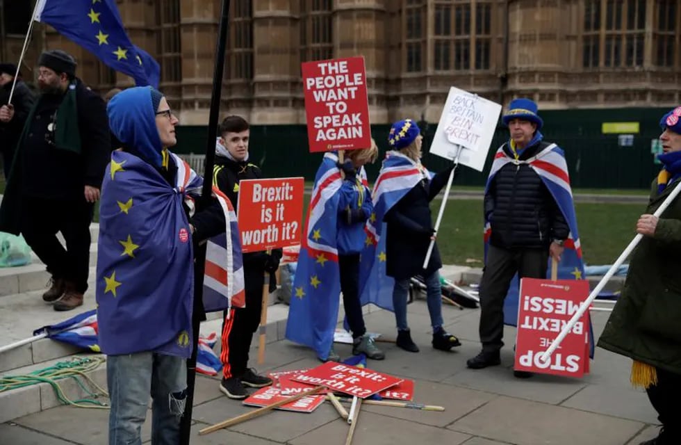 Marchas anti-Brexit antes de que habla la primera ministra Theresa May