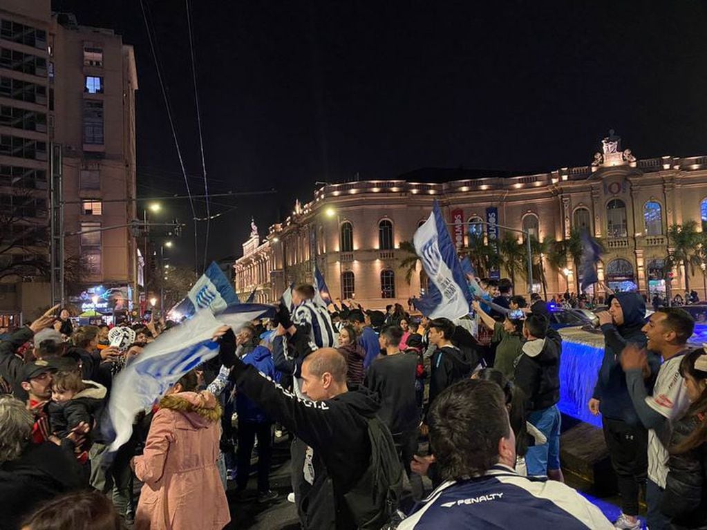 Los fanáticos se convocaron frente al Patio Olmos para celebrar el pase a cuartos.