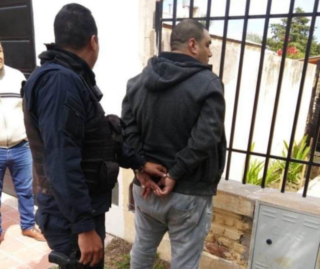 Zabala en la puerta de su vivienda, en calle Paraguay. Foto: Policía de San Luis.