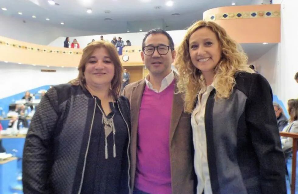 Las autoras del proyecto Silvana Larralde y Soraya Yauhar junto al director CUCAI Río Negro, Leonardo Uchiumi.