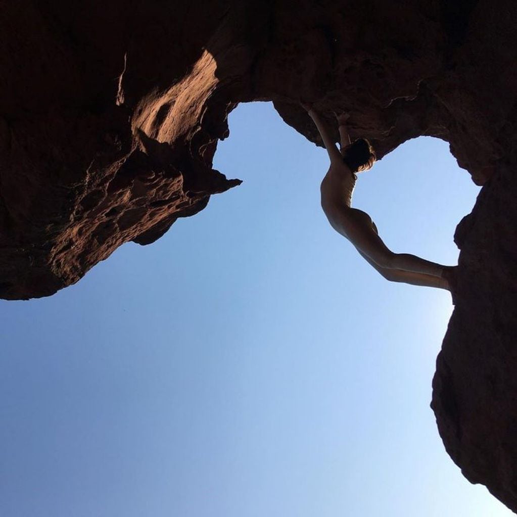 Calu Rivero abrazó rocas desnuda para reflexionar sobre la naturaleza (Instagram/@lacalurivero)