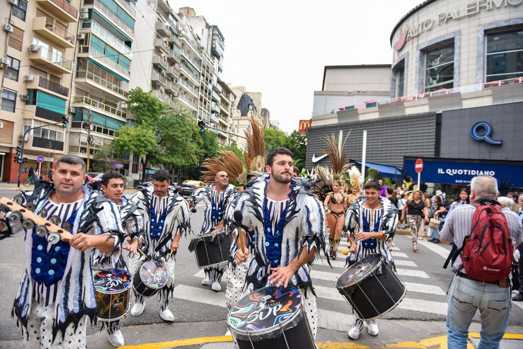 El Carnaval del País deslumbró en Buenos Aires con un show de batucadas y pasistas