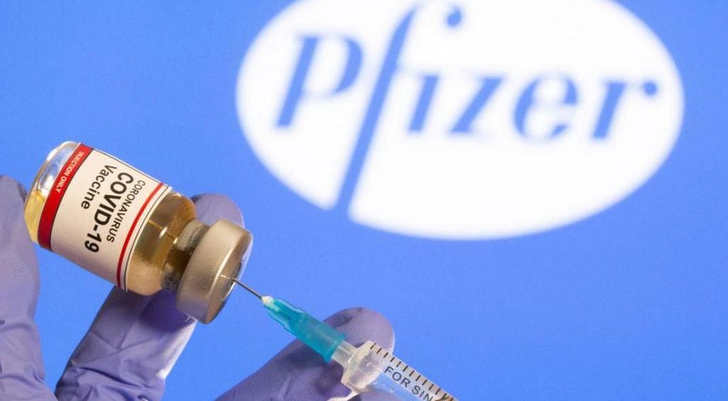 Coronavirus: un estudio confirmó que la vacuna de Pfizer reduce la mortalidad en un 98% (AP)