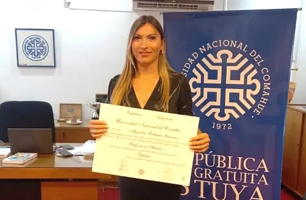 Tras 14 años, Alejandra Rodríguez Carrera recibió su título actualizado y con su actual identidad.